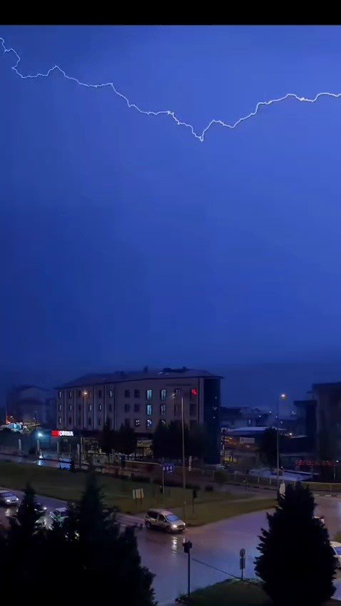 Karabük’te şimşekler görsel şölen oluşturdu