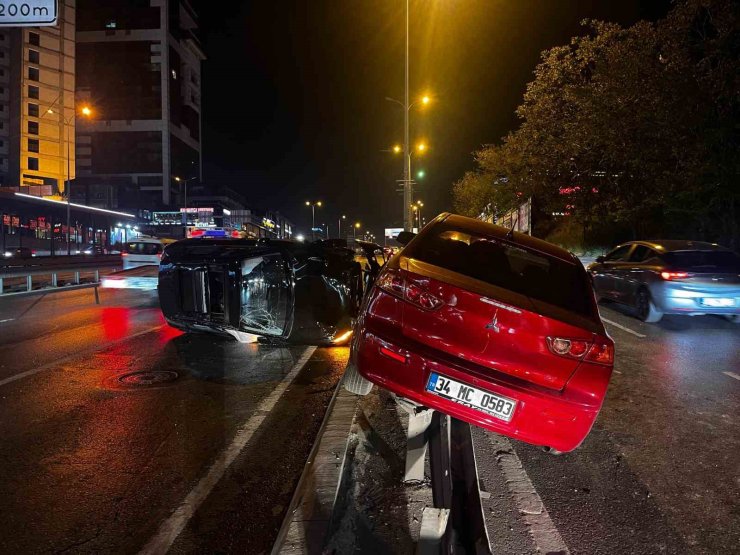 Esenyurt’ta 3 araçlı zincirleme kaza: 2 yaralı