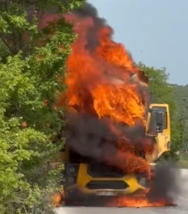 Kocaeli’de seyir halindeki damperli tır alev alev yandı