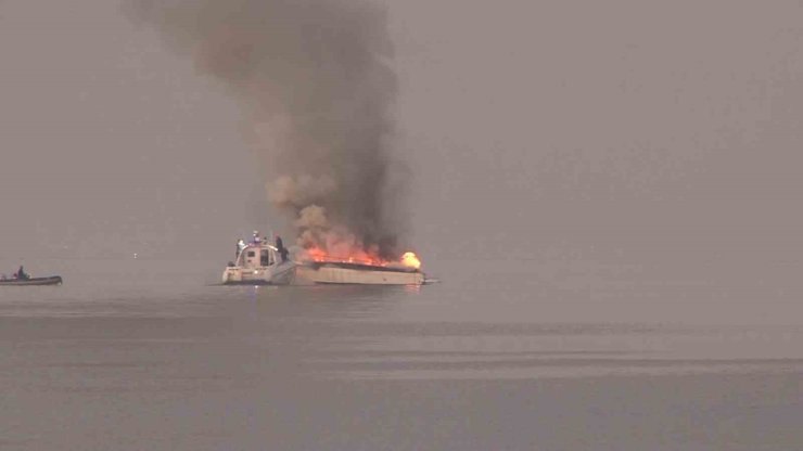 Tuzla’da tekneler alev alev yandı