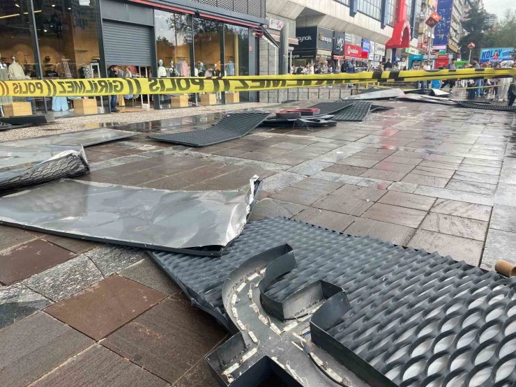 Ankara’da fırtına mağazanın talelasını uçurdu