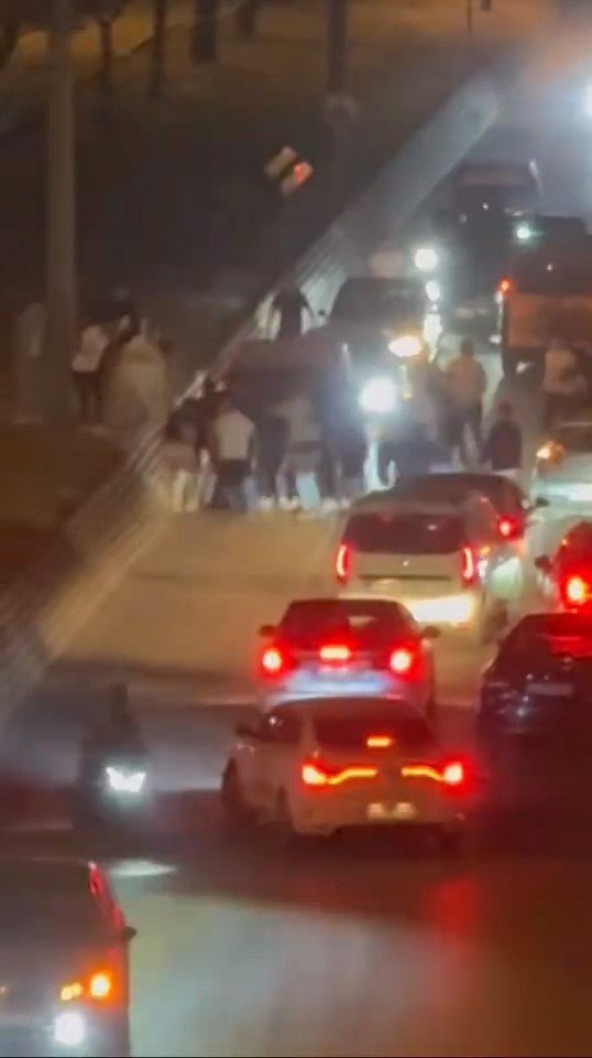 Asker konvoyundaki şahısların kavgası kamerada