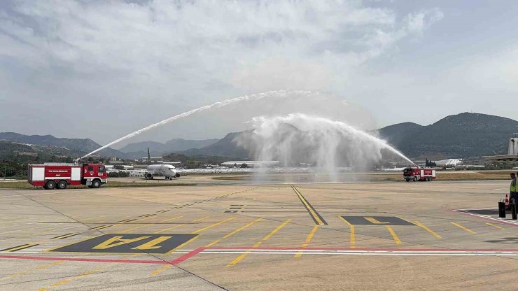 Danimarka’dan havalanan uçak; Gazipaşa’da su takı seremonisiyle karşılandı