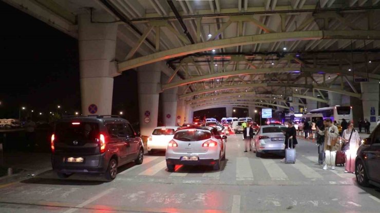 Gençlerbirliği taraftarı Süper Lig’e çıkan takımını havaalanında karşıladı