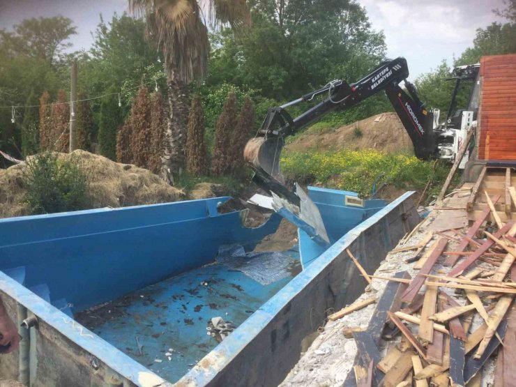 Kartepe’de kaçak bungalovlar yıkıldı