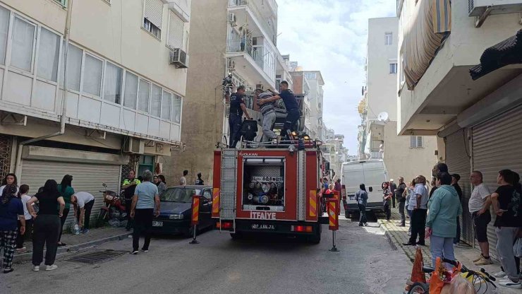 Antalya’da 4 katlı binada yangın paniği: Mahsur kalanları itfaiye kurtardı
