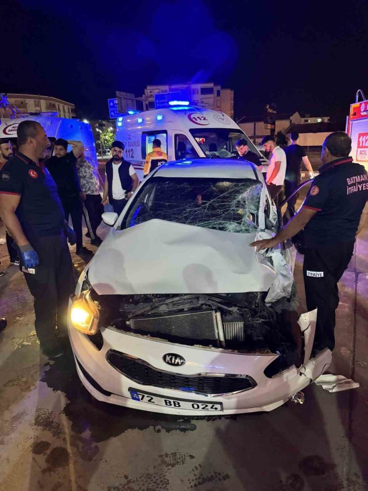 Batman’da otomobil tırla çarpıştı: 3 yaralı