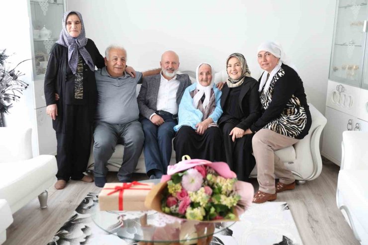 Başkan Çolakbayrakdar’dan 109 yaşındaki Şemşi Nine’ye Anneler Günü sürprizi