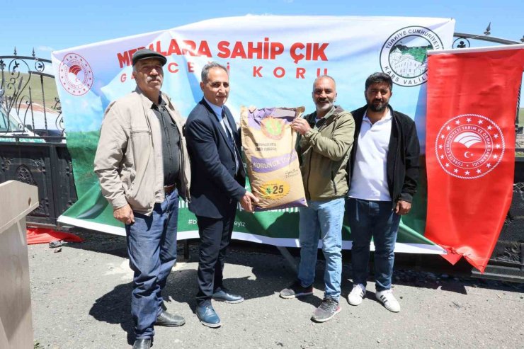 Sarıkamış’ta korunga tohumu dağıtıldı