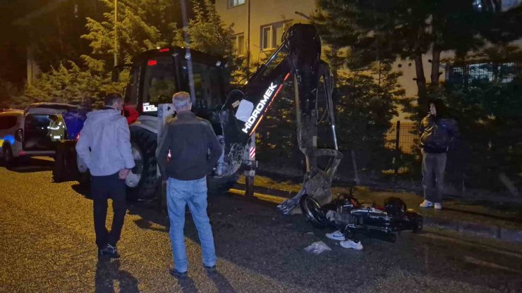 Motosiklet, park halindeki 10 tonluk iş makinesine çarptı: 2 yaralı