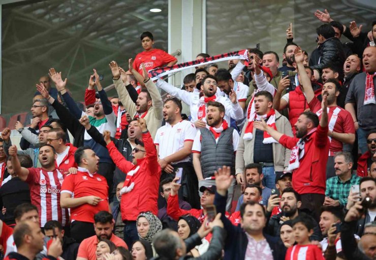 Sivassporlu taraftarlar, Bodrum FK maçına ilgi gösterdi