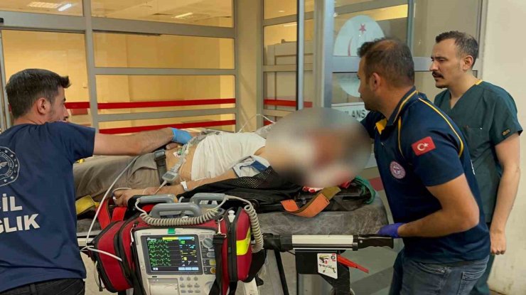 Motosiklet bariyerlere çarptı: 1 ağır yaralı