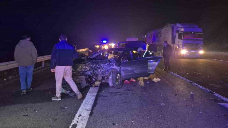 Otoyolda önce refüje sonra bariyerlere çarpan otomobil hurdaya döndü: 4 yaralı