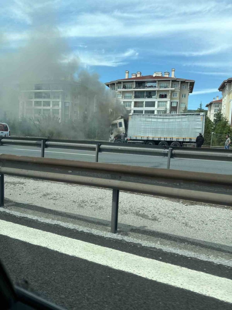 Kocaeli’de alevlere teslim olan tır, itfaiye ekiplerince söndürüldü