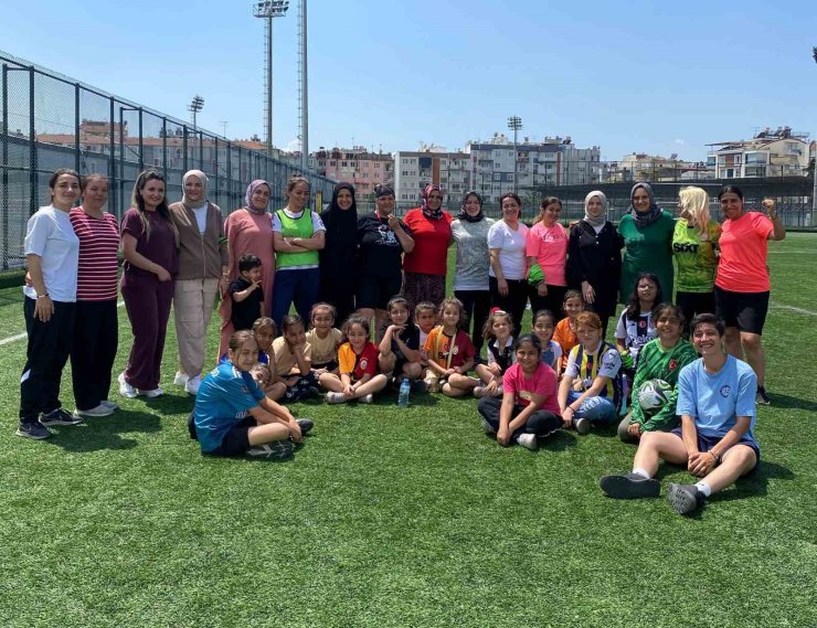 Anneler çocukları için sahaya çıktı