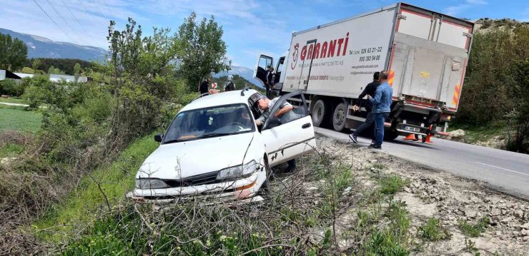 Kamyona çarpmamak için manevra yaptı: Faciadan dönüldü