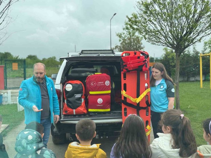 Minik öğrenciler ambulansı merakla inceledi