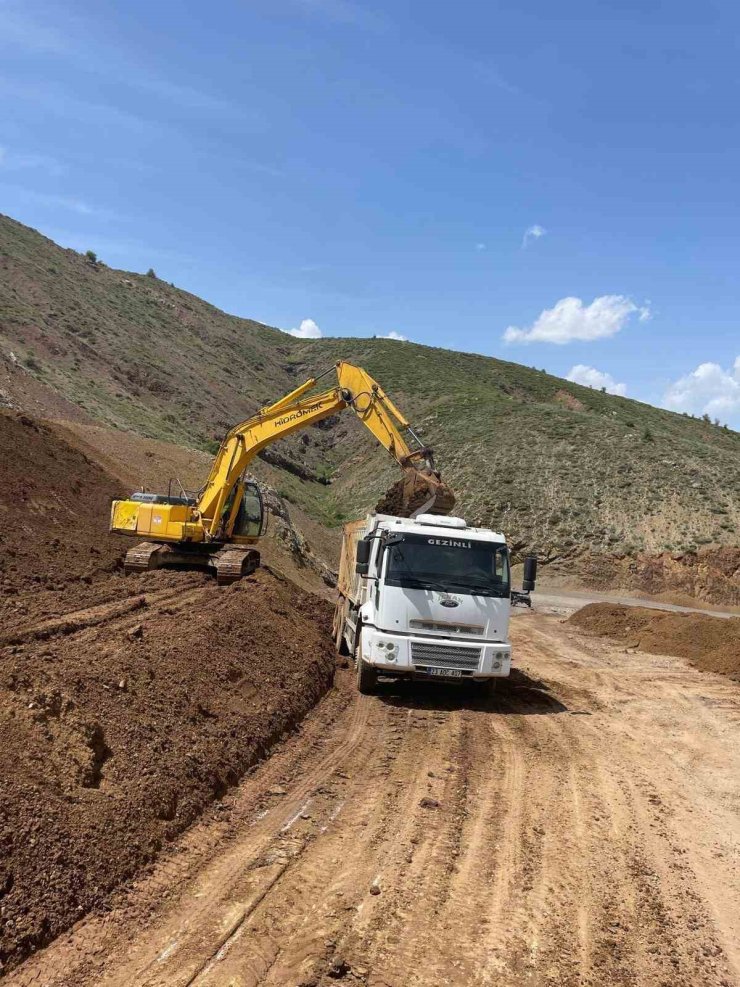 Elazığ’da heyelan nedeniyle zarar gören köy yollarının onarımı sürüyor