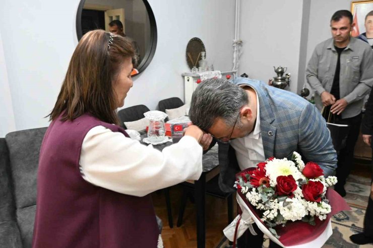 Vali Aksoy’dan şehit annesine Anneler Günü ziyareti