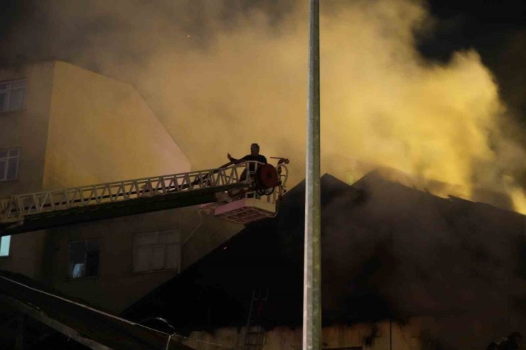 Gümüşhane’de müstakil evde çıkan yangın, yanındaki eve de sıçradı