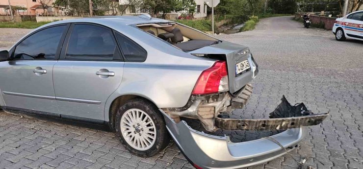 Park halindeki araca çarpan otomobilin sürücüsü yaralandı