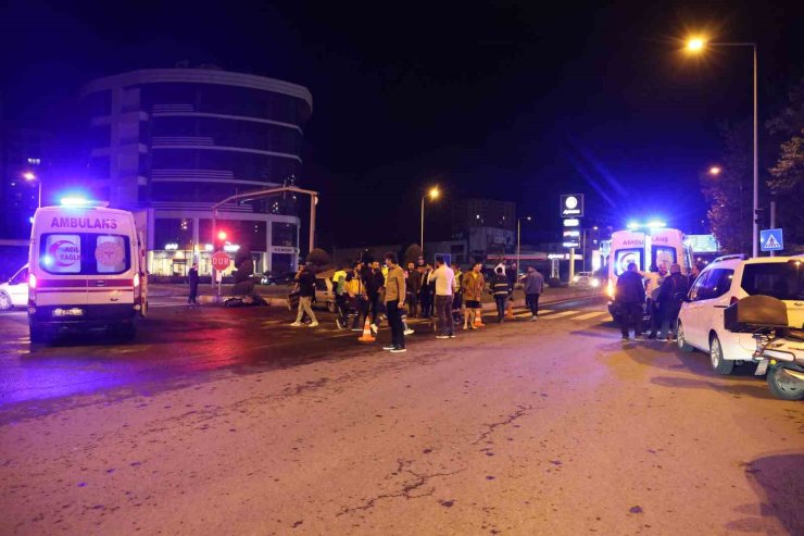 Alkollü otomobil sürücüsü motosiklete çarptı: 1 ağır, 3 yaralı