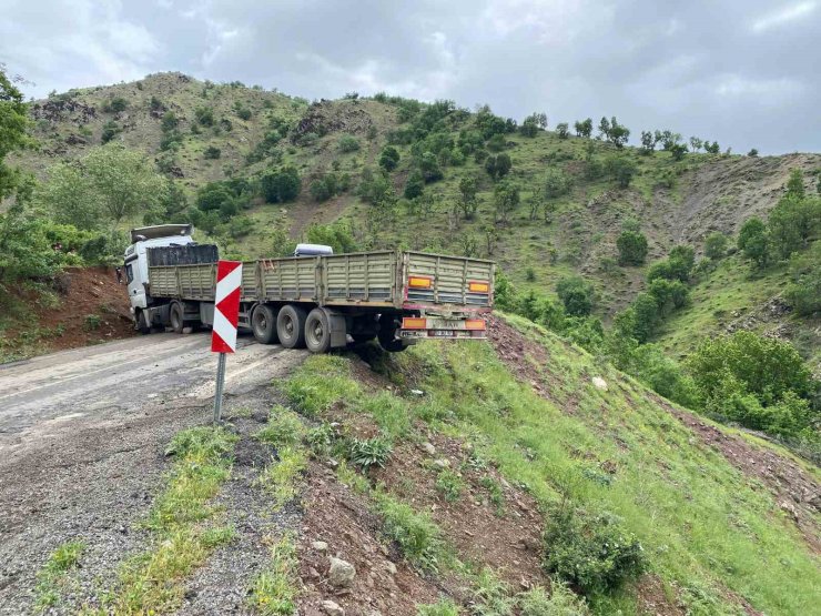 Virajlı yolda mahsur kalan tırı vatandaşlar kurtardı