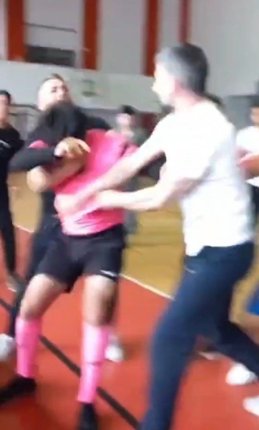 Futsal turnuvası boks ringine döndü: Hakem ve öğretmen arasında kavga anı kamerada