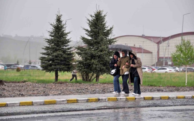 Kars’ta sağanak yağmur hayatı olumsuz etkiliyor