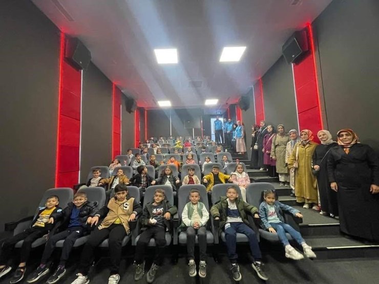 Soma’da Kur’an kursu öğrencilerine sinema etkinliği