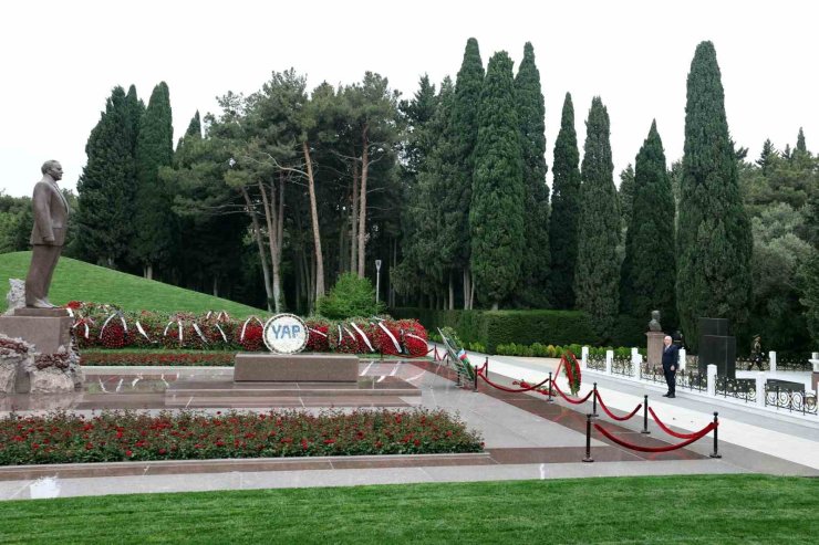 Bakan Güler, Bakü’de Haydar Aliyev’in mezarı ve Türk Şehitliği’ni ziyaret etti