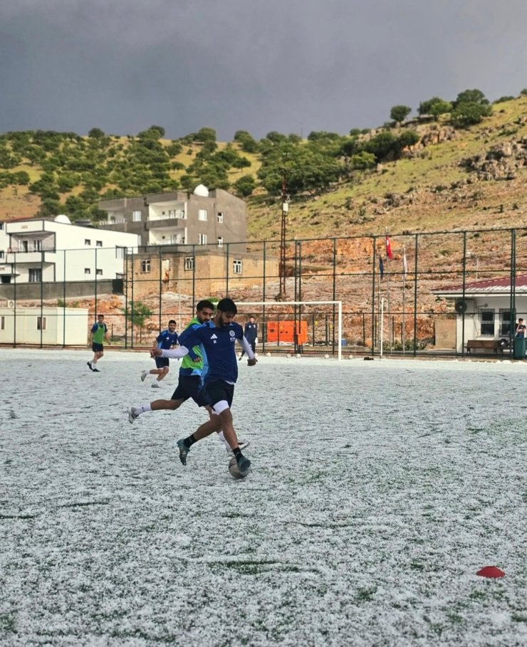 Mazıdağı Fosfatspor, dolu yağışına rağmen antrenmana devam etti