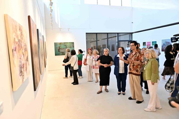 "Mistik Dokular" sergisi kapılarını açtı