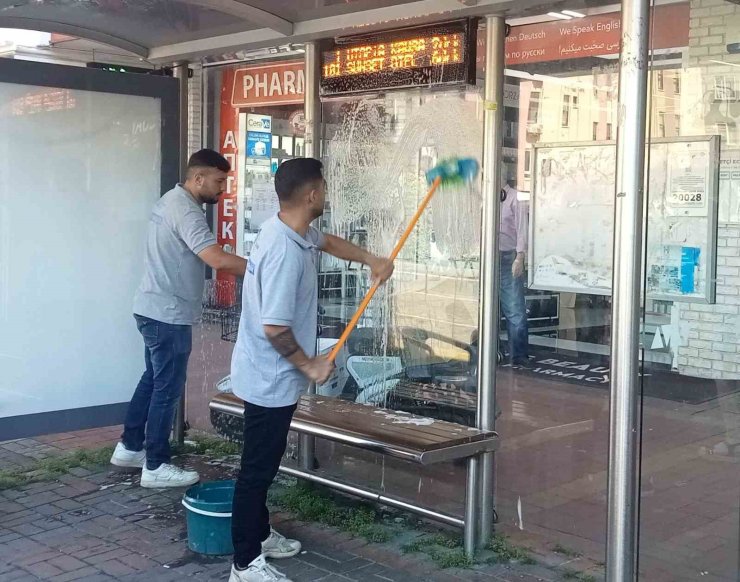 Alanya’da otobüs duraklarına bakım