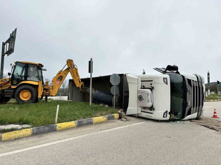 Kastamonu’da demir yüklü tır devrildi: 1 yaralı