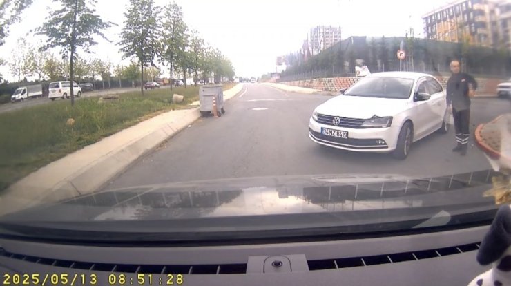 Sultangazi’de inatlaşan sürücülerin yol verme tartışması kamerada