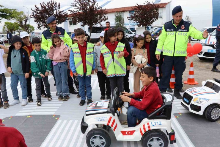 Minik yürekler büyük kahramanlarla buluştu