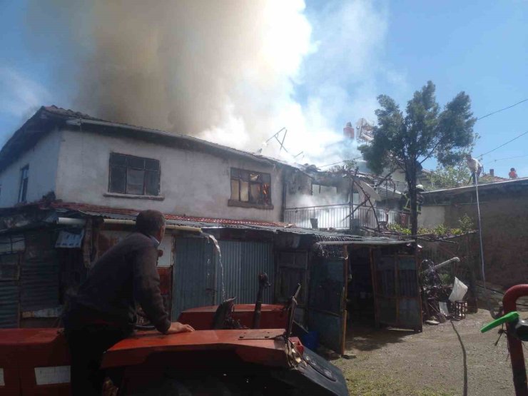 Burdur’da ev yangınında maddi hasar oluştu