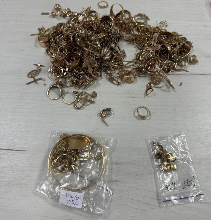 Kot pantolon arasına gizledikleri ve vücutlarına sardıkları 4.6 kilogram altın mücevherle yakalandılar