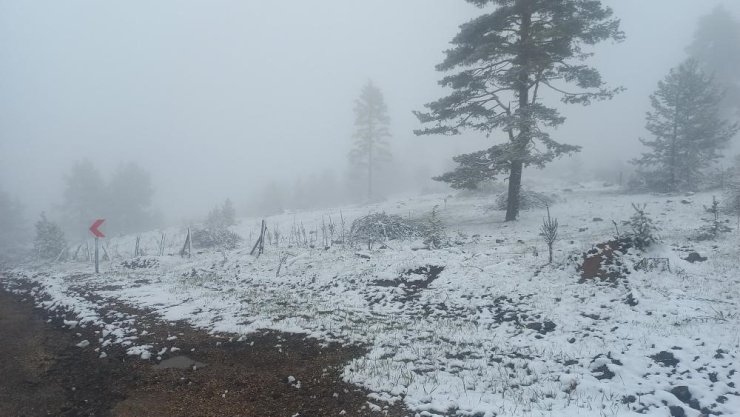 Sivas yine şaşırtmadı, Mayıs ayı ortasında yüksek kesimlere kar yağdı