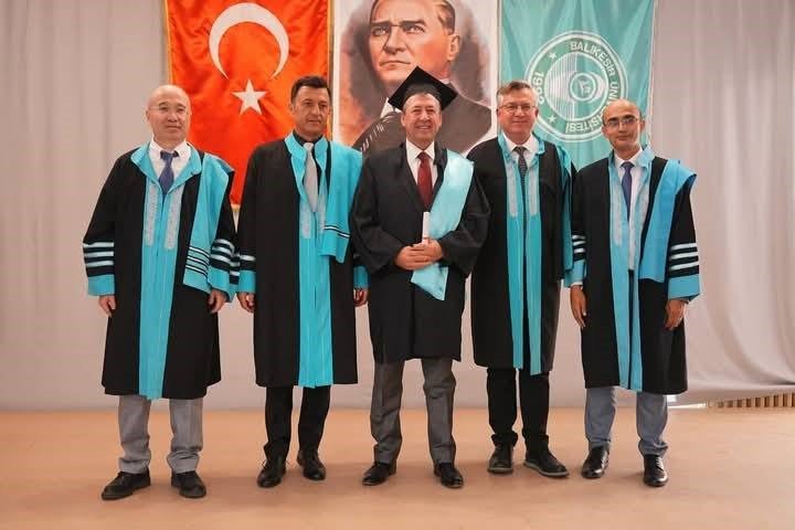60 yaşında üniversite diploması sahibi oldu