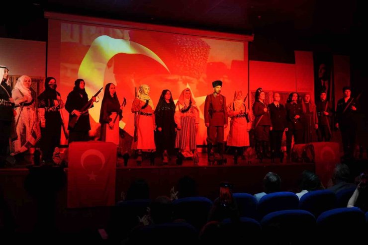 Tarihe ışık tutan defile: 23 kadın kahramanın kıyafetleri defilede sergilendi