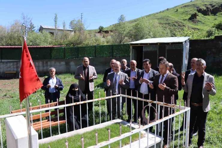 Şehide kabri başında anma