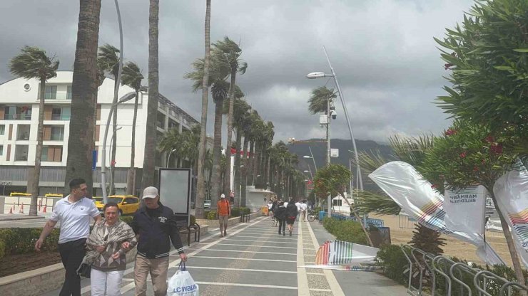 Marmaris’te rüzgar şiddetini artırdı