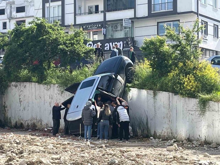 Samsun’da lüks cip istinat duvarından düştü: 2 yaralı