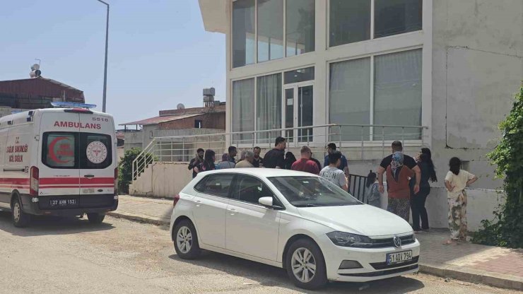 Apartmanın havalandırma kısmında yakılan ateş binayı ayağa kaldırdı