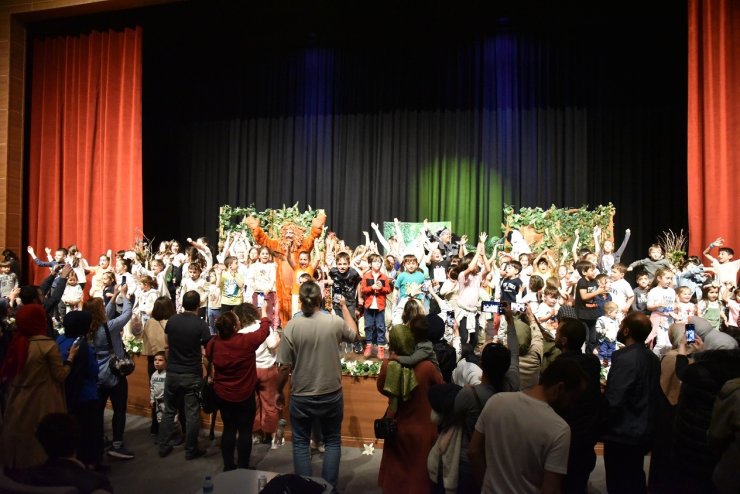 Müzikal tiyatro oyunu minik tiyatroseverlerle buluştu