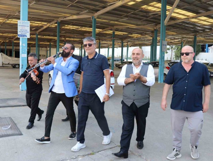 Böyle tepki görülmedi, mahkeme kararını davul zurnayla belediyeye teslim etti