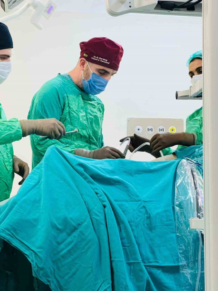 Diz ağrısı şikayetiyle hastaneye giden vatandaş kapalı yöntemle ameliyat edildi