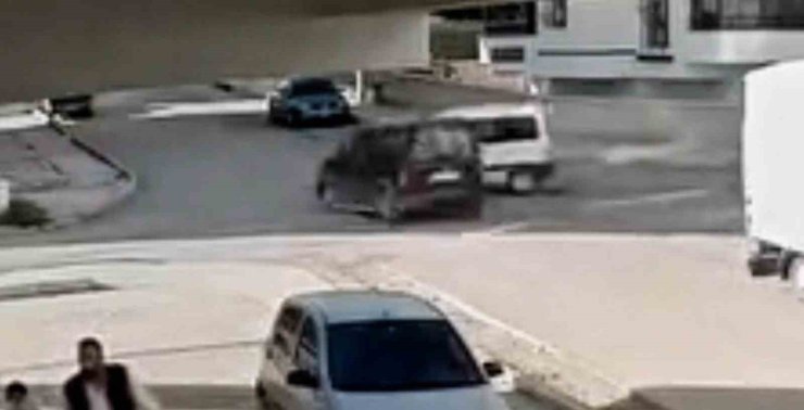 Elazığ’da hafif ticari araçlar çarpıştı